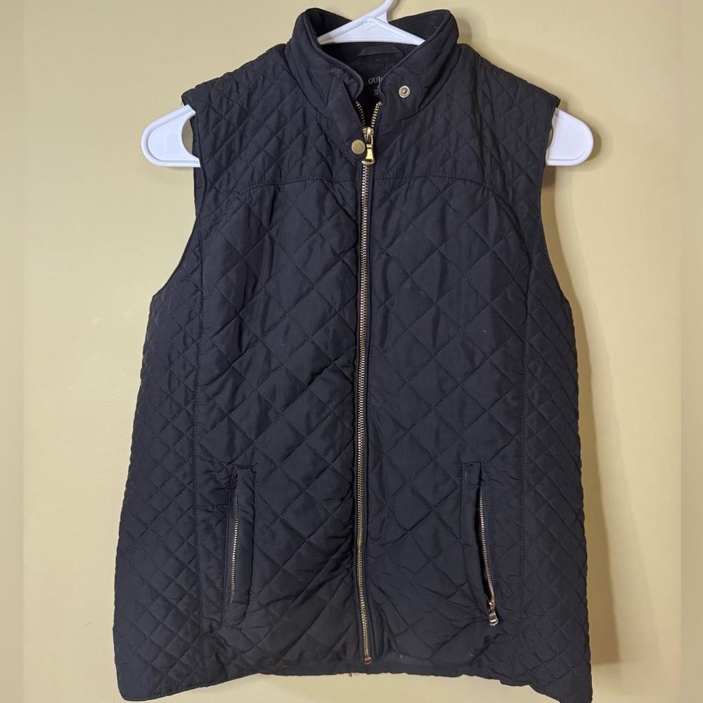 M Quinn Quilted black vest with zipper pockets and zipper close